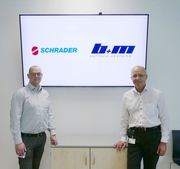 b+m und Schrader ordnen Ex-Eisenmann Applikationstechnik neu // Personen (vlnr): Geschäftsführer Carsten Steiling, Schrader Fluid Technology GmbH, und geschäftsführender Gesellschafter Sebastian Merz, b+m surface systems GmbH