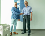 Metallbaumeister Sven Knoblauch und Sebastian Merz besiegeln die engere Zusammenarbeit.